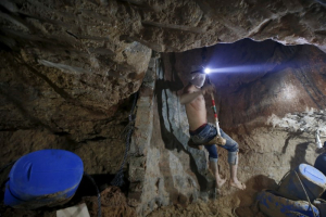 A Palestinian worker is lowered on a rope into a smuggling tunnel, that was flooded by Egyptian security forces, beneath the border between Egypt and southern Gaza Strip November 2, 2015. <br/>Reuters