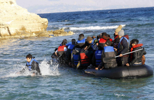 Refugees aboard a dinghy sail off for the Greek island of Chios as they try to travel from the western Turkish coastal town of Cesme, in Izmir province, Turkey, November 4, 2015.  <br/>Reuters