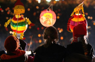 The lantern procession is an integral part of St. Martin's Day celebrations.  <br/>picture-alliance/ dpa