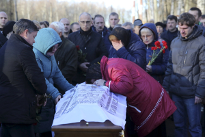 Relatives mourn next to a coffin of Alexei Alexeev, a victim of a Russian airliner which crashed in Egypt, during a funeral ceremony at the Bogoslovskoye cemetery in St. Petersburg, Russia November 5, 2015.  <br/>Reuters