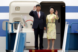 China's President Xi Jinping (L) and his wife Peng Liyuan (R) arrive at Noi Bai International airport in Hanoi, Vietnam, November 5, 2015. <br/>Reuters