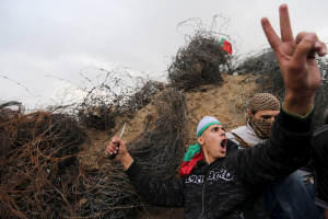 A Palestinian protester holds a knife as he shouts during clashes with Israeli troops near border between Israel and Central Gaza Strip November 6, 2015.  <br/>Reuters