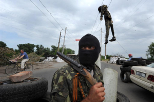 A masked pro-Russian gunman wearing a ribbon of Saint George guards at a checkpoint near the eastern Ukrainian city of Slavyansk. <br/>Reuters