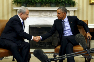 U.S. President Barack Obama and Israeli Prime Minister Benjamin Netanyahu shake hands during their meeting in the Oval Office of the White House in Washington November 9, 2015. <br/>Reuters