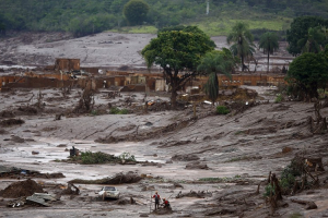 Rescue workers search for victims at Bento Rodrigues district that was covered with mud after a dam owned by Vale SA and BHP Billiton Ltd burst, in Mariana, Brazil, November 8, 2015. <br/>Reuters