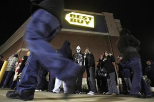 Black Friday sales shoppers line up outside a Best Buy electronics store in Falls Church, Virginia November 27, 2009. (Reuters/Jim Young) <br/>