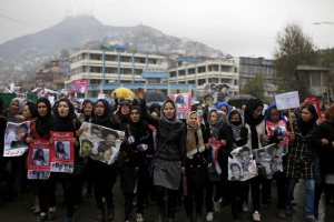 Women chat slogans during a protest against the killing of seven people, who included three women and two children, from the Hazara community in Kabul, Afghanistan November 11, 2015. REUTERS/Ahmad Masood <br/>