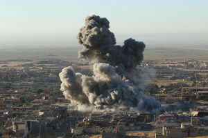 Smoke rises from the site of U.S.-led air strikes in the town of Sinjar, November 12, 2015. REUTERS/Ari Jalal <br/>