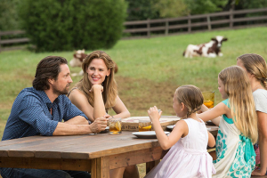 Christy (JENNIFER GARNER), Kevin (MARTIN HENDERSON), Abbie (BRIGHTON SHARBINO), Anna (KYLIE ROGERS) and Adelynn (COURTNEY FANSLER) are one big happy family. Photo: Chuck Zlotnick/Columbia Pictures <br/>