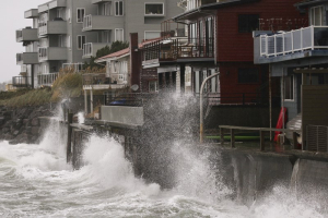 Waves pound waterfront homes during a strong storm in Seattle, Washington November 17, 2015. <br/>Reuters