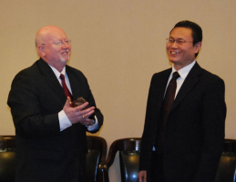 Dr. Geoff Tunnicliffe, international director of the World Evangelical Alliance, (left) receives a gift from the Rev. Gao Feng, president of the China Christian Council, (right) during a meeting in Shanghai on Monday, November 16, 2009. <br/>Gospel Times 