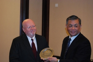 Dr. Geoff Tunnicliffe, international director of the World Evangelical Alliance, (left) receives a gift from Elder Fu Xianwei, chairman of the Three-Self Patriotic Movement, (right) during a meeting in Shanghai on Monday, November 16, 2009. <br/>Gospel Times 