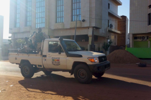 Security forces drive near the Radisson hotel in Bamako, Mali, November 20, 2015. <br />
 <br/>Reuters