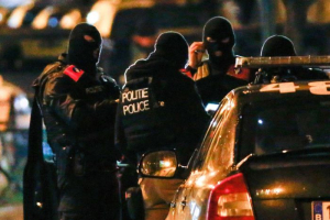Belgian special police forces take part in an operation in the suburb of Molenbeek in Brussels, Belgium. (Reuters: Yves Herman) <br/>