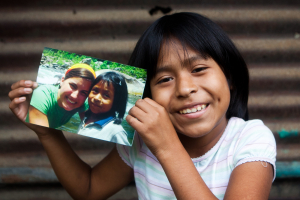 Ten-year-old Elizabeth holds up a photo of her sponsor, Elizabeth Mellado. <br/>Compassion International