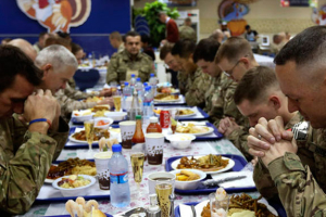 U.S. troops pray before eating during a Thanksgiving meal at a NATO base in Kabul, November 28, 2013. REUTERS/Omar Sobhani <br/>