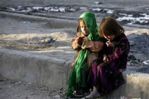 Children eat a pomegranate at a slum in Kabul, Afghanistan, Sunday, Nov. 15, 2009. <br/>AP Images / Mustafa Quraishi