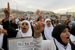 Israeli Arab women protesters shout slogans during a demonstration against the outlawing of the Islamic Movement's northern branch, in the northern Israeli-Arab town of Umm el-Fahm November 28, 2015.  <br/>REUTERS/Ammar Awad