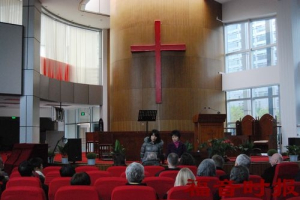 The Rev. Jiang Jinfen, senior pastor of the Shanghai Gospel Church, speaks to a delegation from the World Evangelical Alliance on Tuesday, November, 17, 2009. <br/>Gospel Times