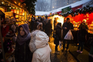People shop at holiday vendors near Central Park in New York December 14, 2013.  <br/>Reuters