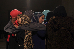 <br />
Syrian refugee women cover in a sheet depicting their crowded living conditions as part of a performance in Beirut December 3, 2015. <br/>Reuters