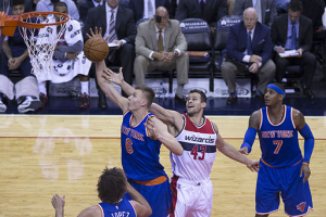 Kristaps Porziņģis of the New York Knicks against Kris Humphries of the Washington Wizards <br/>Wikimedia Commons/Keith Allison 