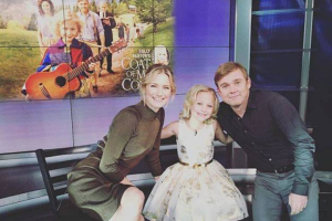 Jennifer Nettles, Alyvia Alyn Lind, and  Ricky Schroder play the Parton family in 