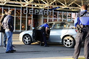County of Geneva police officers check a car outside Cointrin airport in Geneva, Switzerland, December 10, 2015.  <br/>Reuters