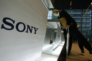 Visitors lean over to take a look at Sony Corp's products displayed at the company headquarters in Tokyo December 3, 2009 <br/>REUTERS/Yuriko Nakao