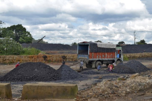 Labourers work at a coal stockyard in East Jaintia Hills in Meghalaya, September 16, 2015.  <br/>Reuters