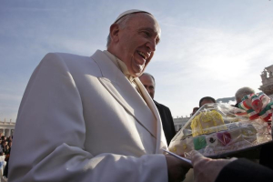 Pope Francis receives a cake as he arrives to lead the weekly audience in Saint Peter's square at the Vatican December 16, 2015. Pope Francis will celebrate his 79th birthday tomorrow.  <br/>Reuters