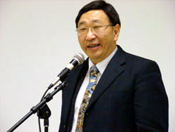 Dr. Thomas In-sing Leung, honorary chairman and president of Culture Regeneration Research Society, concluded his third of three lectures in Cantonese on “Political Climates”, which are “Canada’s Climate”, “China’s Climate”, and “World’s Climate”, at the brother’s fellowship held at North Richmond Alliance Church in Vancouver at end of Oct. <br/>(Gospel Herald) 