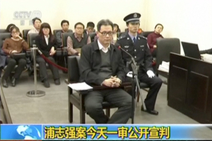 China's rights lawyer Pu Zhiqiang (L) attends a court session in Beijing in this still image from a December 14, 2015 video.  <br/>Reuters