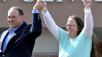 Kentucky clerk Kim Davis pictured with Republican presidential candidate Mike Huckabee <br/>Reuters