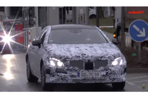 The upcoming 2017 Mercedes-Benz E-Class Coupe has been spied in a new video. <br />
 <br/>WalkoArt on YouTube