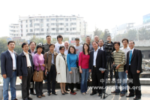 Michael Chang and his wife, Amber Liu (third and fourth from the right and first row) accompanied the Billy Graham Evangelistic Association film crew to Jiangsu. Using the “gu-yun” river or old transport river, Huaian City’s historical site, as back-draft, Chang introduced this land that once nourished the Billy Graham family. <br/>CCC/TSPM