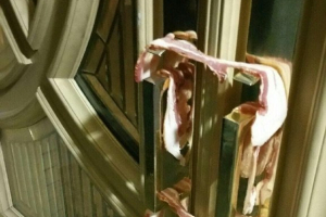 The Masjid-e-Tawheed mosque in Las Vegas was vandalized when a perpetrator wrapped raw bacon on the buildings' door handles. Police are investigating the incident as a hate crime. <br/>Twitter