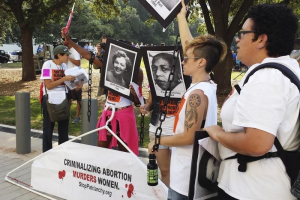 Abortion rights activists protest outside a U.S. federal court in Austin, Texas August 4, 2014 where a hearing started to hear a case by the Center for Reproductive Rights against a new set of restrictions on abortion clinics in the state that go into effect in September.  <br/>Reuters