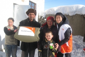 Rezhaka's family happily receives a quilt from World Vision staff on an assessment visit. <br/>World Vision Hong Kong 