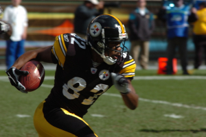 Antwaan Randle El of the Pittsburgh Steelers running with the ball. <br/>Wikimedia Commons/SteelCityHobbies