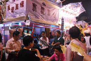Using a banner titled “True Love True Friendship”, Hong Kong Kowloon Tong Christian Alliance Church setup a booth at the Flower Market in Mongkok to spread the message of God's love. The church volunteers sang praises, wrote chunlian for the bypassers, which attracted many people's attention. <br/>The Gospel Herald