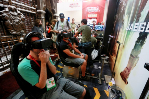 Attendees wearing Oculus Rift virtual reality headsets view a 3-dimensional video for the ''Pacific Rim: Jaeger Pilot'' video game during the 2014 Comic-Con International Convention in San Diego, California July 25, 2014. REUTERS/Sandy Huffaker <br/>