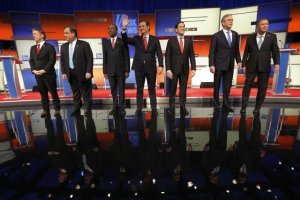 Republican U.S. presidential candidates (L-R) U.S. Senator Rand Paul, Governor Chris Christie, Dr. Ben Carson, Senator Ted Cruz, Senator Marco Rubio, former Governor Jeb Bush and Governor John Kasich pose together onstage at the start of the debate held by Fox News for the top 2016 U.S. Republican presidential candidates in Des Moines, Iowa January 28, 2016. REUTERS/Jim Young <br/>