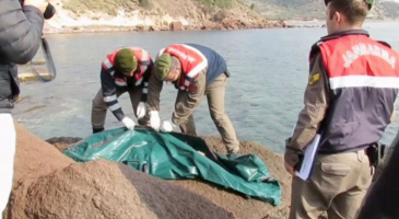 Soldiers placing a body into a body bag after a migrant boat sank off Turkey's western coast of Ayvacik are seen in this still image from video taken January 30, 2016. REUTERS/Reuters TV <br/>