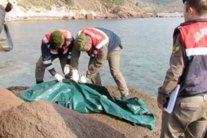 Soldiers placing a body into a body bag after a migrant boat sank off Turkey's western coast of Ayvacik are seen in this still image from video taken January 30, 2016. REUTERS/Reuters TV <br/>