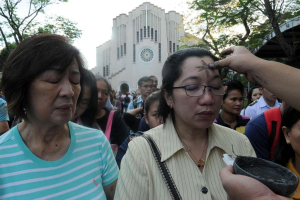 Filipino Catholics queue up to have crosses etched to their foreheads with ash as the country marks Ash Wednesday in Manila on Feb 10, 2016. <br/>AFP