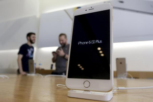 An iPhone 6 Plus is pictured as the Apple iPhone 6s and 6s Plus go on sale at an Apple Store in Los Angeles, California September 25, 2015 <br/>