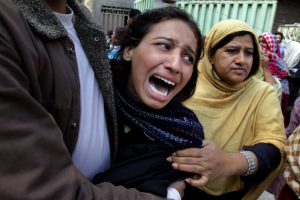 A Pakistani Christian woman mourns over a family member who was killed from a suicide bombing attack near two churches in Lahore, Pakistan, March 15, 2015. AP <br/>