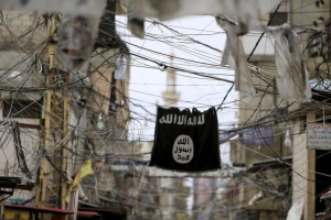 An Islamic State flag hangs amid electric wires over a street in Ain al-Hilweh Palestinian refugee camp, near the port-city of Sidon, southern Lebanon January 19, 2016. <br/> REUTERS/Ali Hashisho