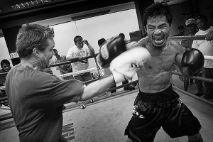 Manny ''pacman'' Pacquiao with his coach Freddie Roach. Flickr / roger alcantara <br/>